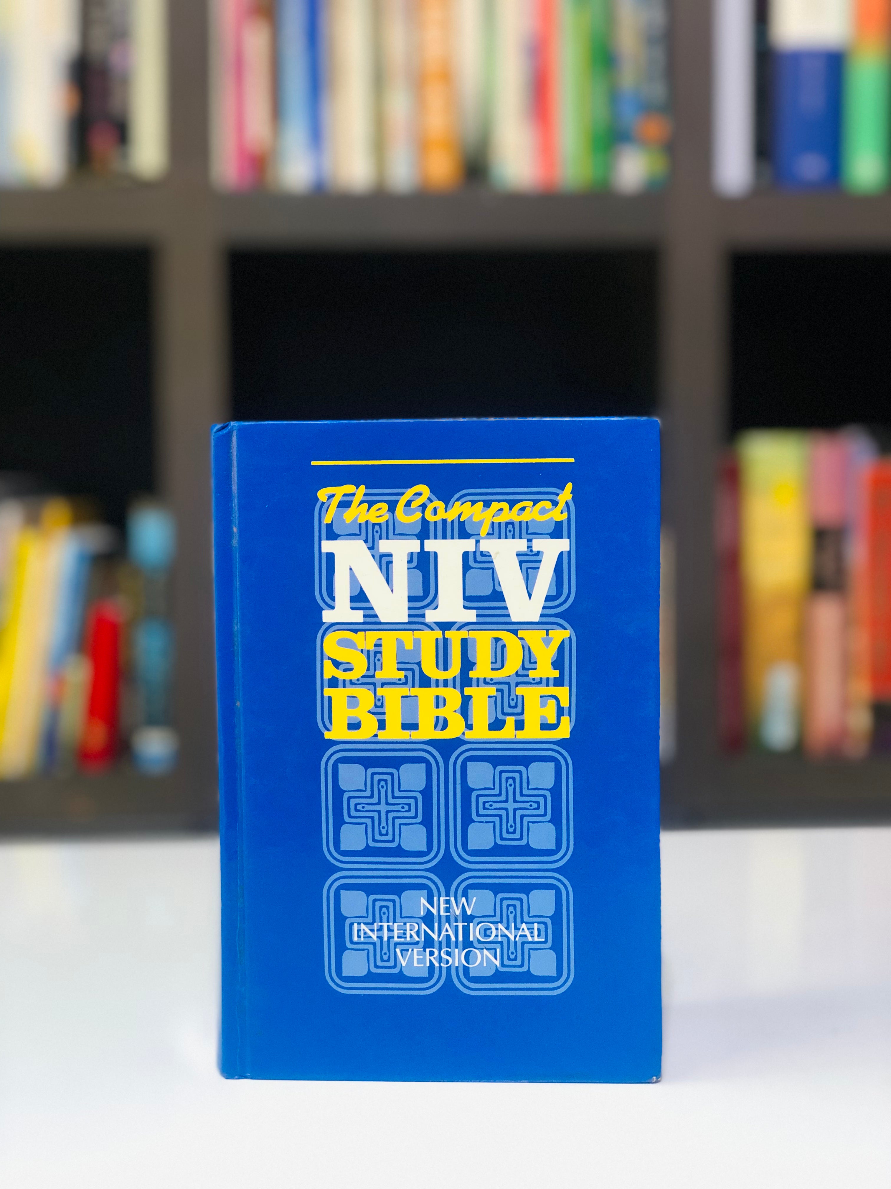 New International Version Compact Study Bible